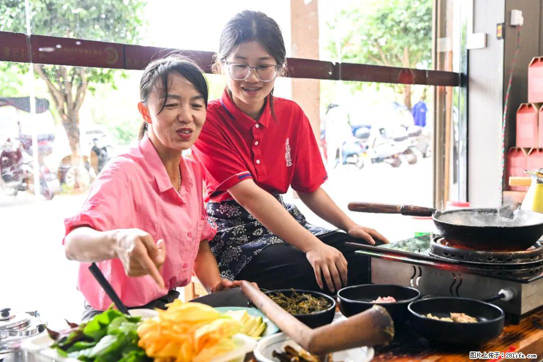 全网追的“扁担女孩”，找了一份暑假工，时薪12元 - 资阳生活资讯 - 资阳28生活网 zy.28life.net