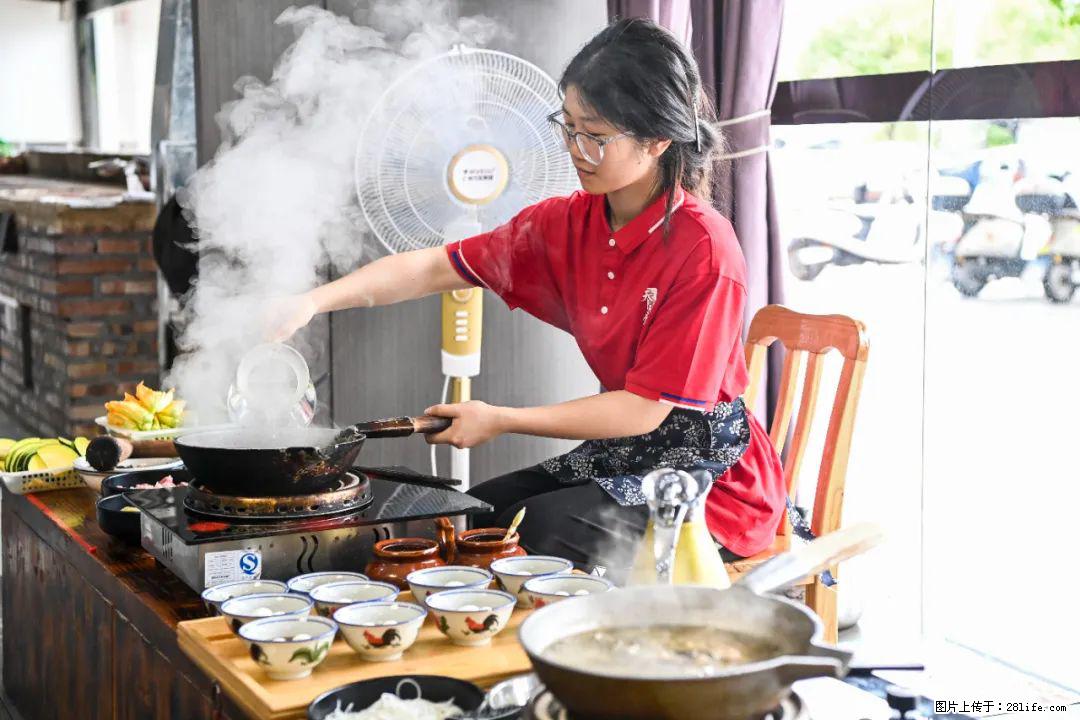 全网追的“扁担女孩”，找了一份暑假工，时薪12元 - 资阳生活资讯 - 资阳28生活网 zy.28life.net